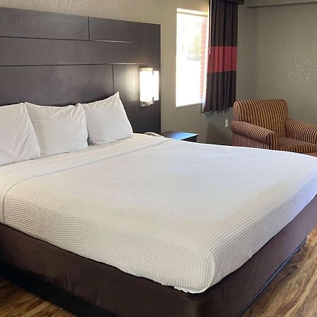 Days Inn By Wyndham Tupelo Esterno foto
