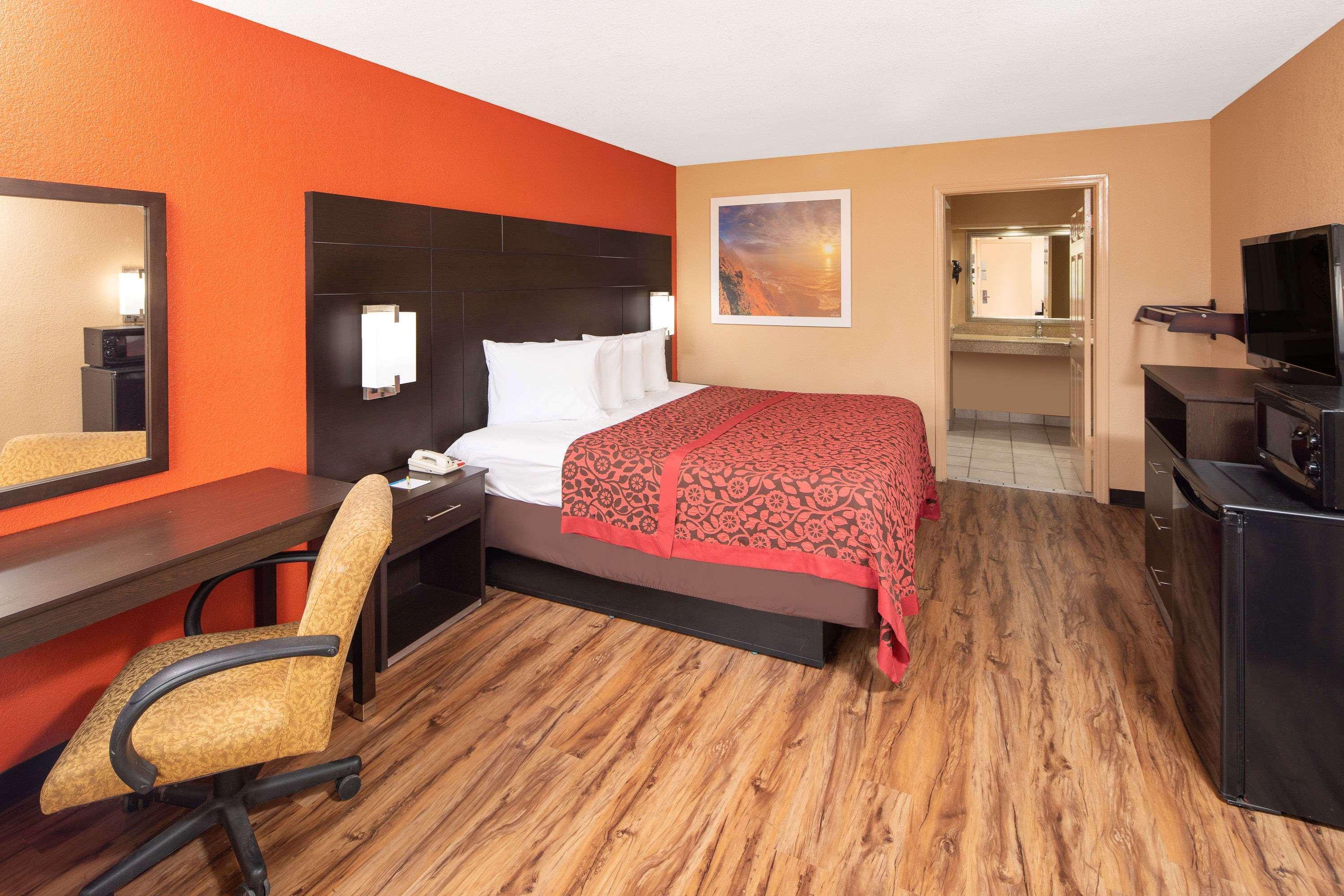Days Inn By Wyndham Tupelo Esterno foto