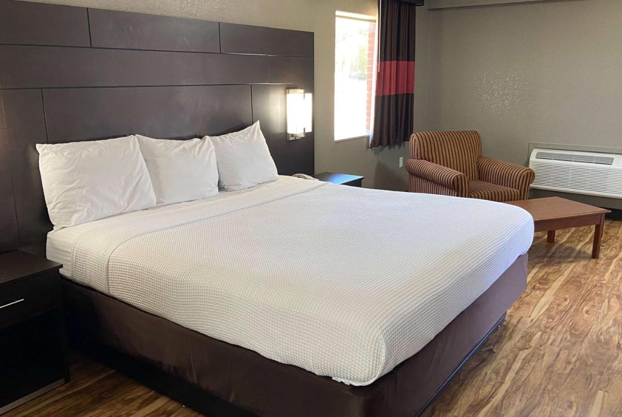 Days Inn By Wyndham Tupelo Esterno foto