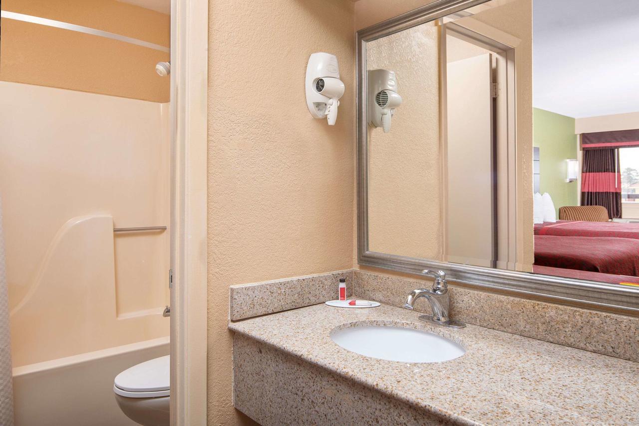 Days Inn By Wyndham Tupelo Esterno foto