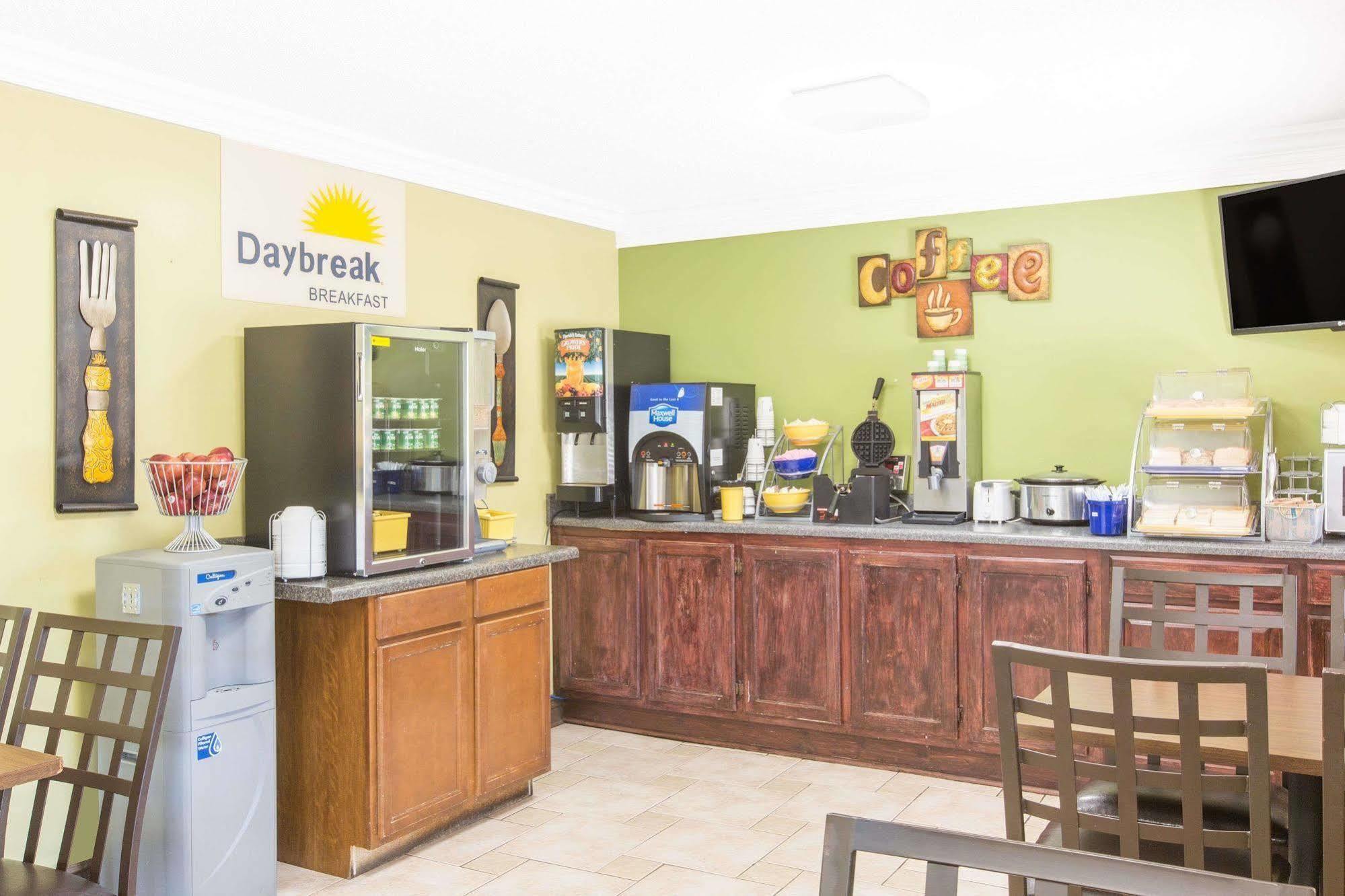 Days Inn By Wyndham Tupelo Esterno foto