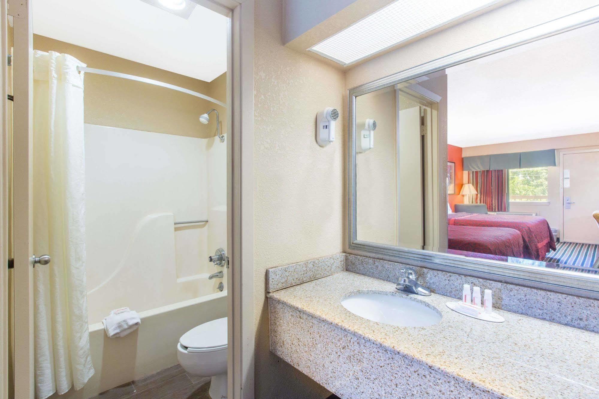 Days Inn By Wyndham Tupelo Esterno foto