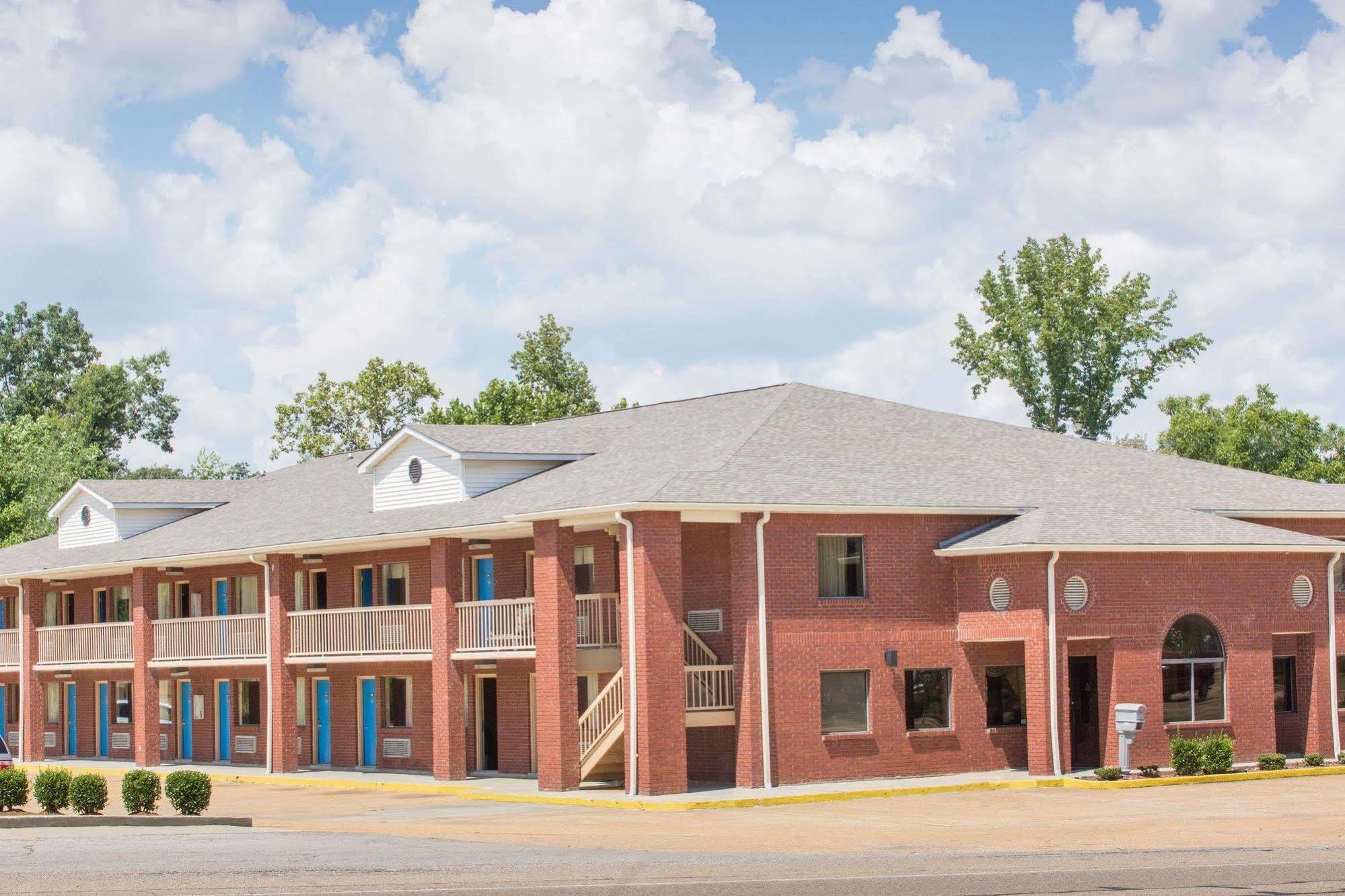 Days Inn By Wyndham Tupelo Esterno foto