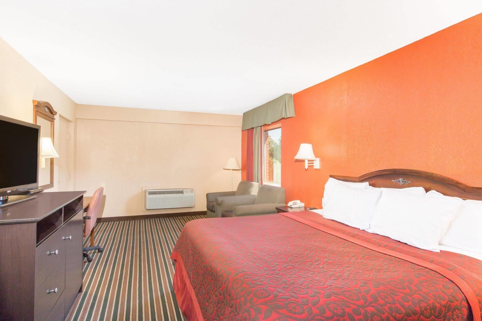Days Inn By Wyndham Tupelo Esterno foto