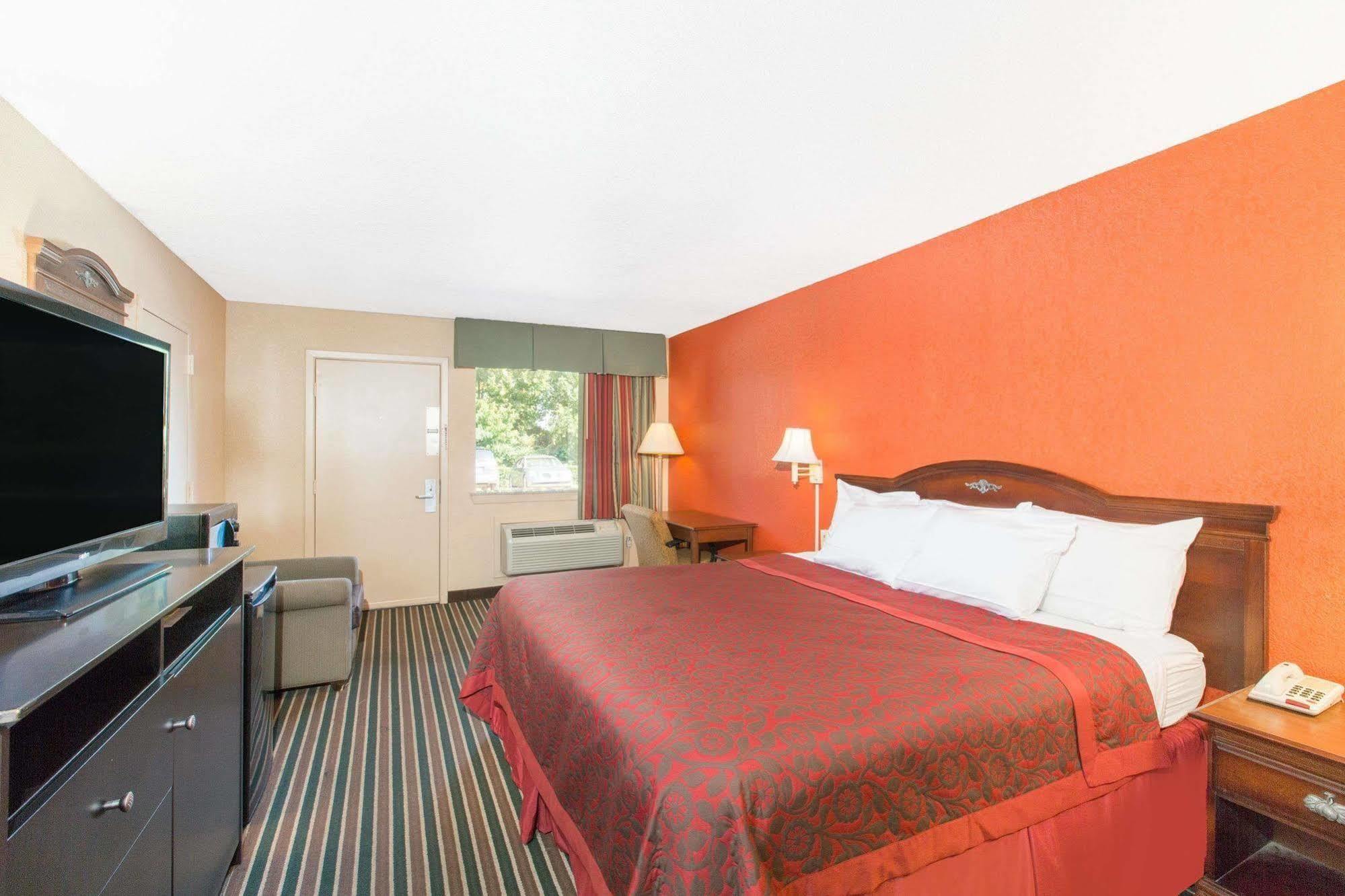 Days Inn By Wyndham Tupelo Esterno foto