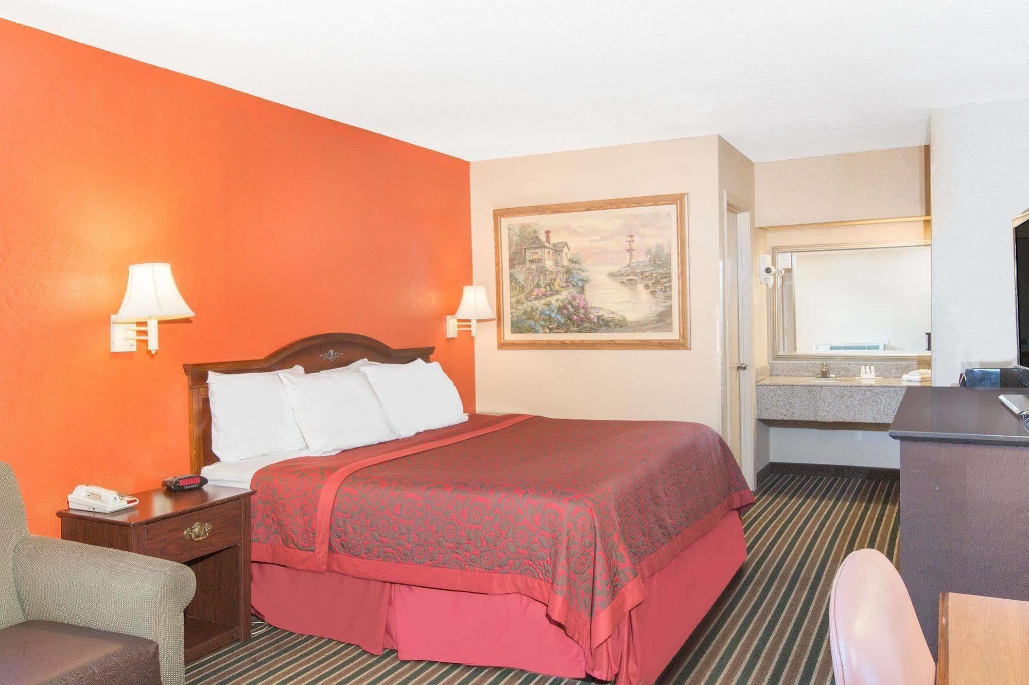 Days Inn By Wyndham Tupelo Esterno foto